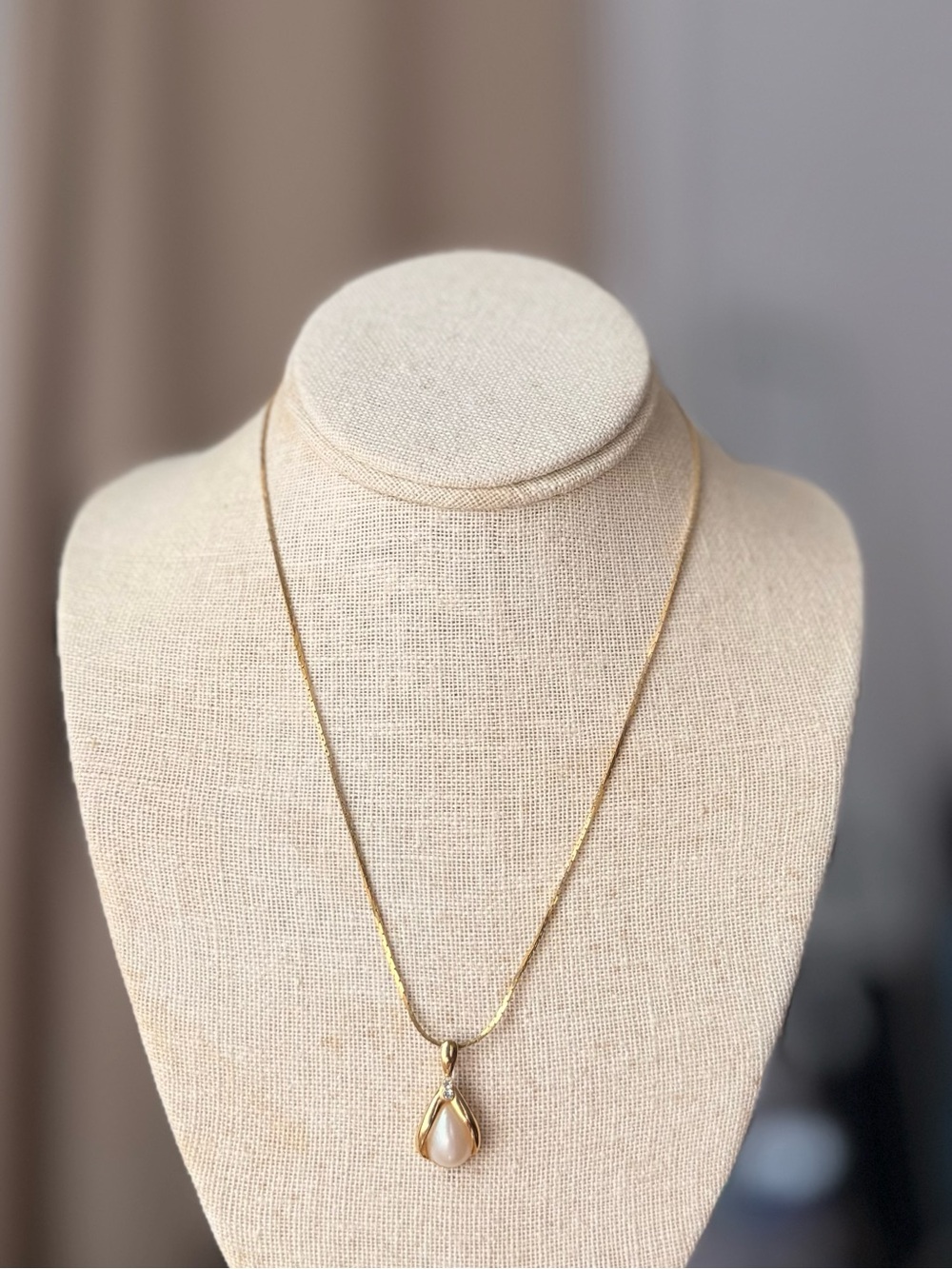 ✔Avon Golden Pearlesque Caged Faux Pearl Pendant Necklace